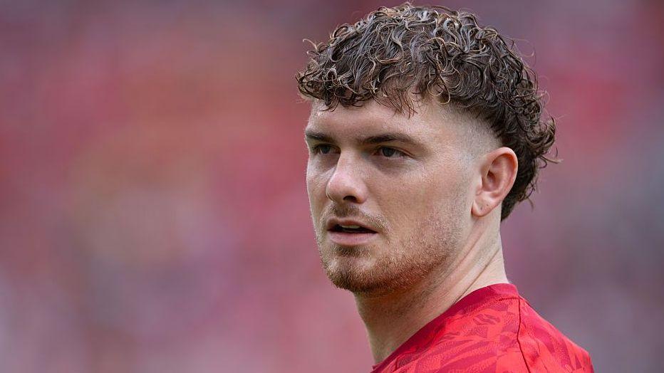 哈维·埃利奥特加盟瓦伦西亚:利物浦中场租借至赛季结束